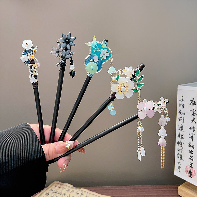 Hair Fork Stick - กิ๊บติดผมพู่ห้อยแบบคลาสสิก สีดำ ทำจากไม้ประดับดอกไม้และมุก เครื่องประดับผมสไตล์จีนฮั่นฝู แบบย้อนยุค สำหรับเจ้าสาว